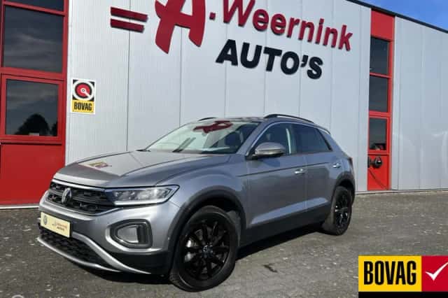 Volkswagen T-Roc (2024) thumbnail 2