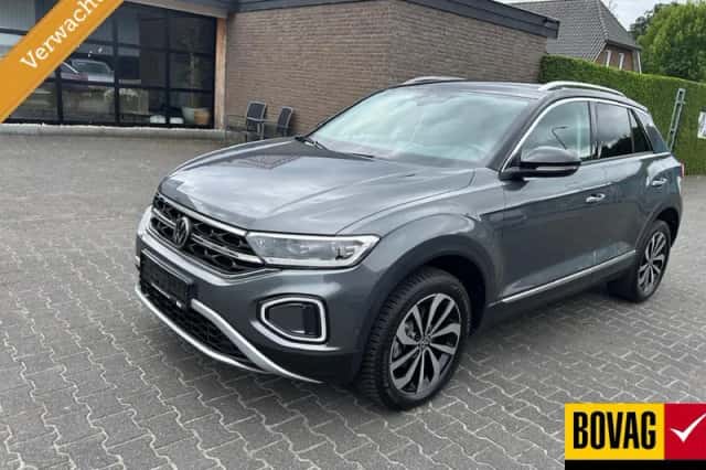 Volkswagen T-Roc (2024) thumbnail 2