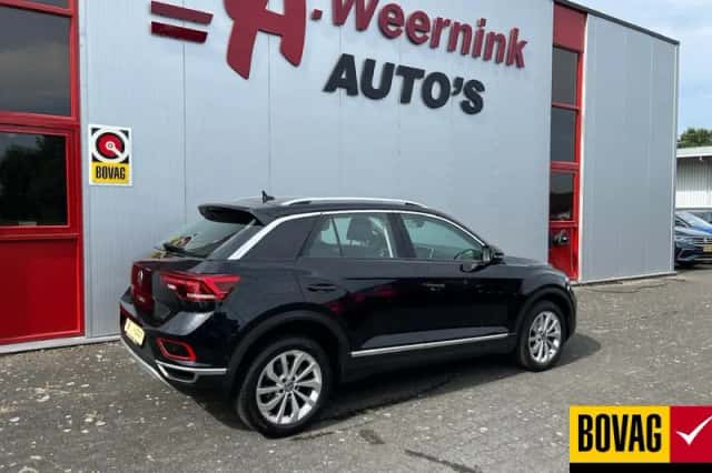 Volkswagen T-Roc (2023) thumbnail 3