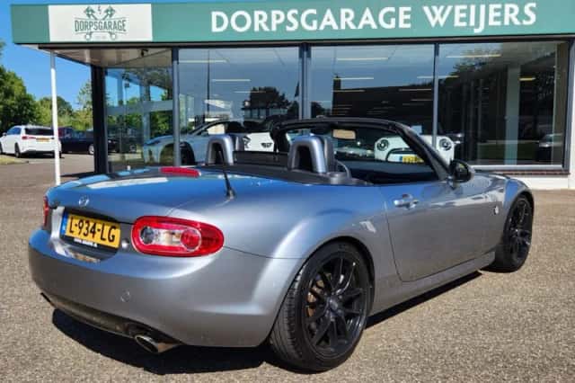 Mazda MX-5 (2015) thumbnail 3