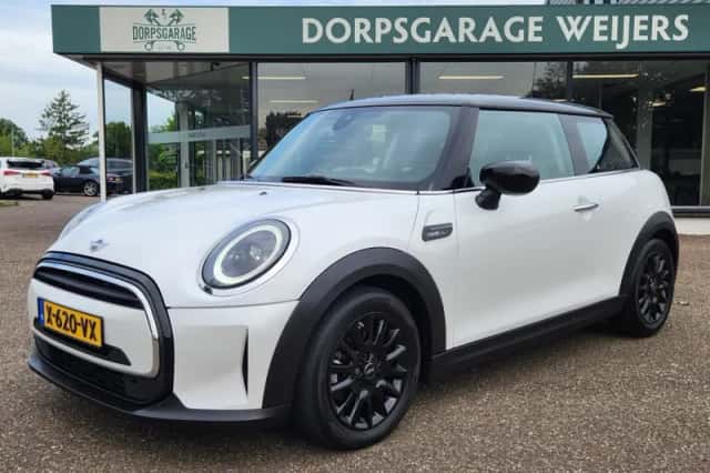 MINI Cooper (2024) thumbnail 2