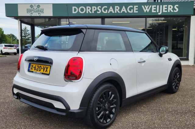 MINI Cooper (2024) thumbnail 3