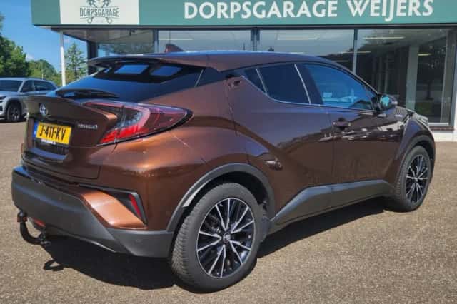Toyota C-HR (2018) thumbnail 3