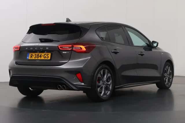 Ford Focus (2022) thumbnail 2
