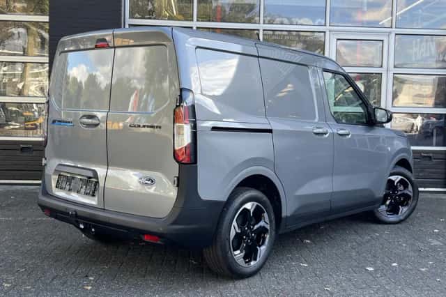 Ford E-Transit Courier (2026) thumbnail 3
