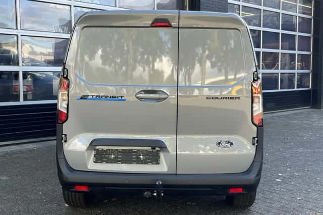 Ford E-Transit Courier (2026) thumbnail 5