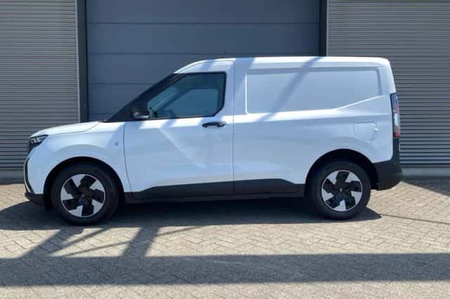 Ford E-Transit Courier (2025) thumbnail 3