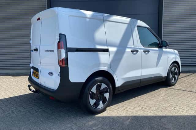 Ford E-Transit Courier (2025) thumbnail 4