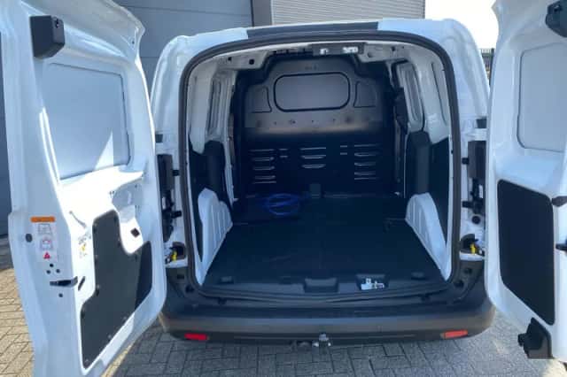 Ford E-Transit Courier (2025) thumbnail 8