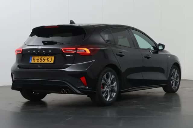 Ford Focus (2022) thumbnail 2