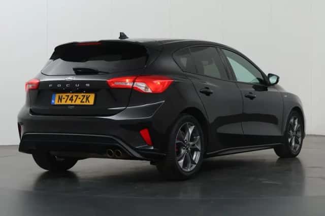 Ford Focus (2022) thumbnail 2