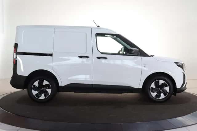 Ford E-Transit Courier (2026) thumbnail 6