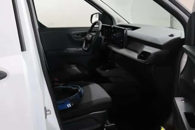 Ford E-Transit Courier (2026) thumbnail 7
