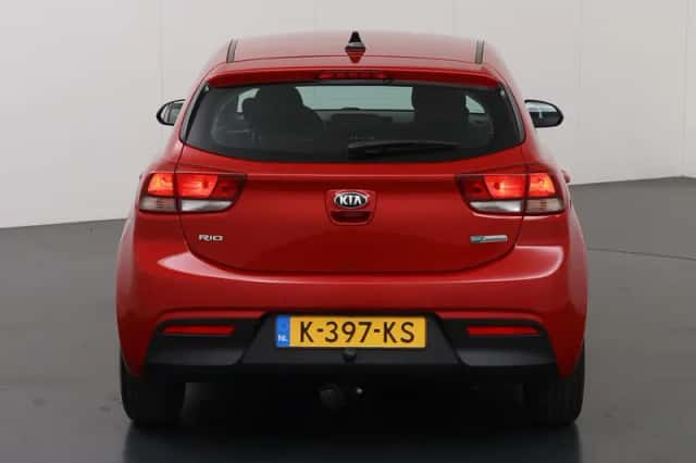 Kia Rio (2021) thumbnail 4