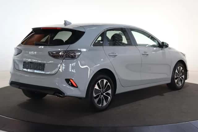 Kia Ceed (2025) thumbnail 2
