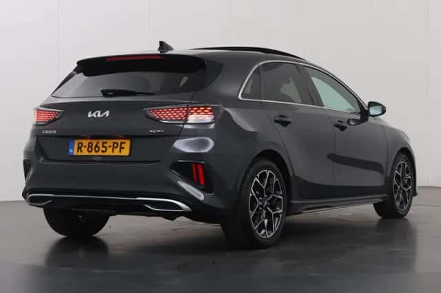 Kia Ceed (2022) thumbnail 2