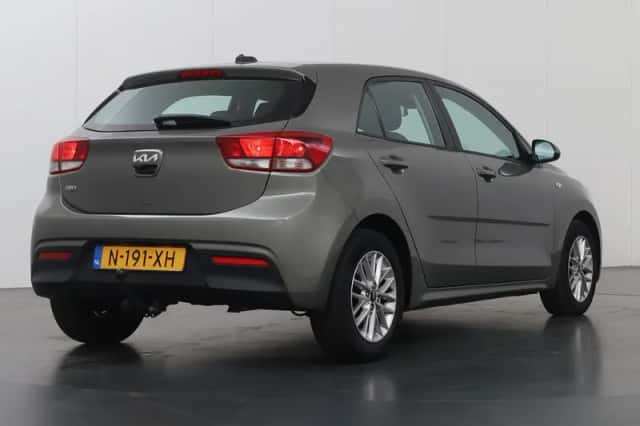 Kia Rio (2022) thumbnail 2