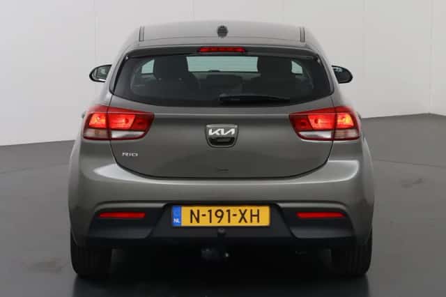 Kia Rio (2022) thumbnail 4