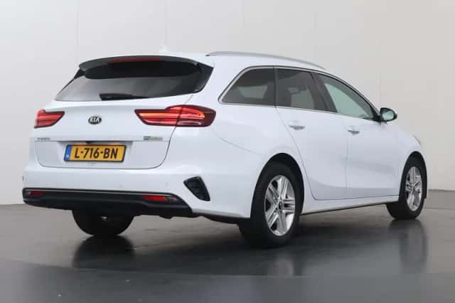 Kia Ceed Sportswagon (2021) thumbnail 2
