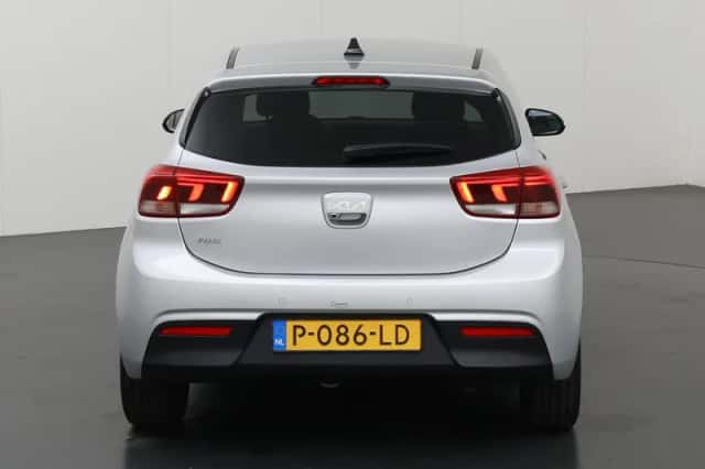 Kia Rio (2022) thumbnail 4