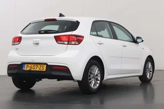 Kia Rio (2022) thumbnail 2