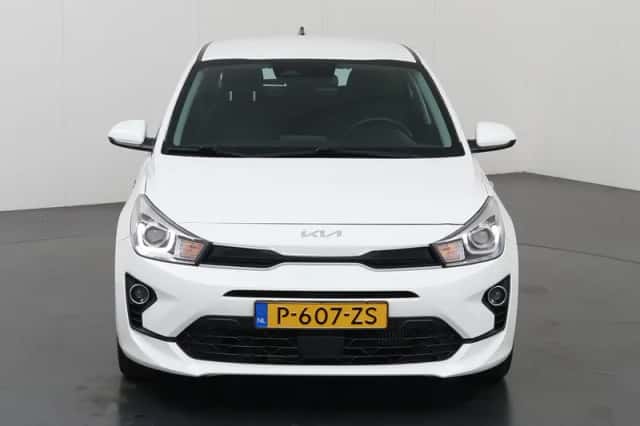 Kia Rio (2022) thumbnail 3