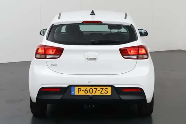 Kia Rio (2022) thumbnail 4