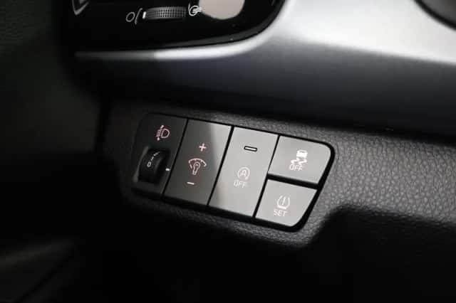 Kia Rio (2022) thumbnail 31