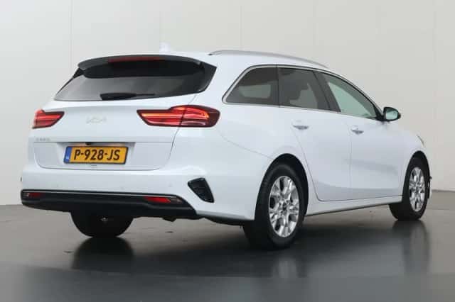 Kia Ceed Sportswagon (2022) thumbnail 2