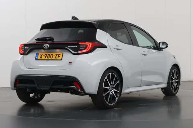 Toyota Yaris (2022) thumbnail 2