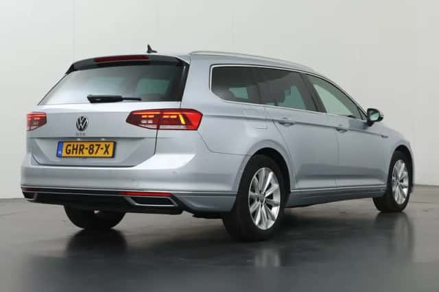 Volkswagen Passat (2023) thumbnail 2