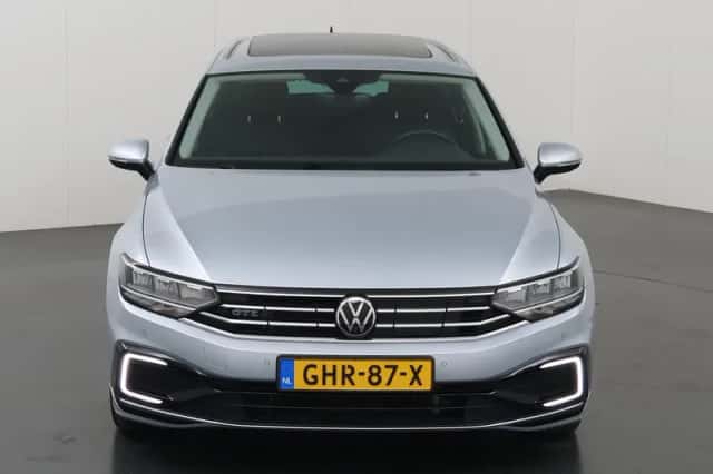 Volkswagen Passat (2023) thumbnail 3