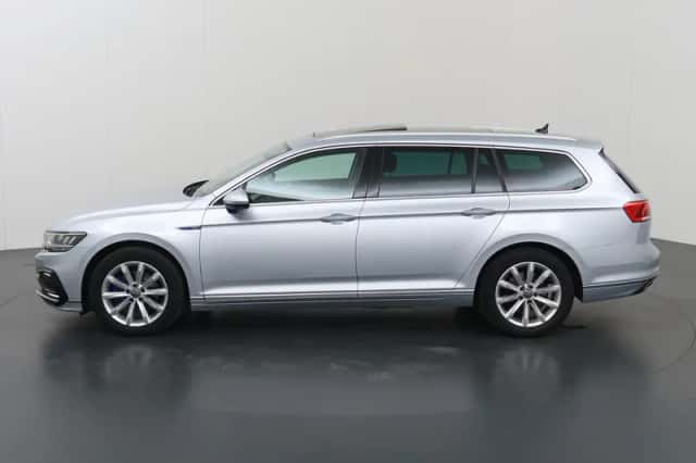 Volkswagen Passat (2023) thumbnail 5