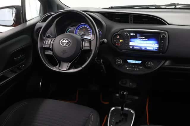 Toyota Yaris (2016) thumbnail 9