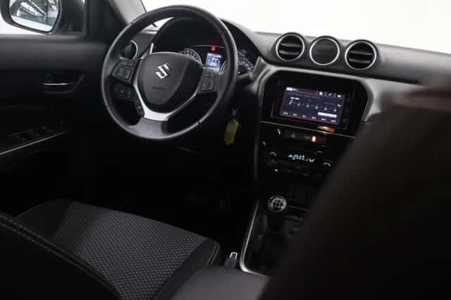 Suzuki Vitara (2018) thumbnail 9