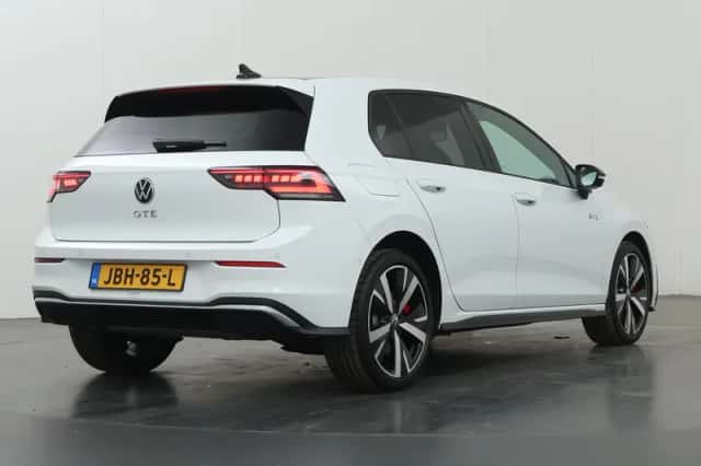 Volkswagen Golf (2024) thumbnail 2