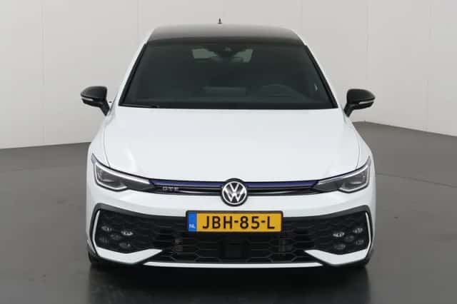 Volkswagen Golf (2024) thumbnail 3