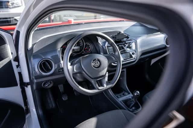 Volkswagen Up! (2017) thumbnail 2
