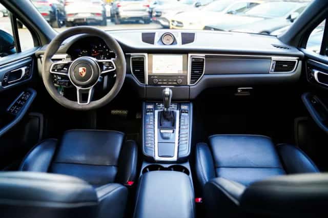 Porsche Macan (2018) thumbnail 2