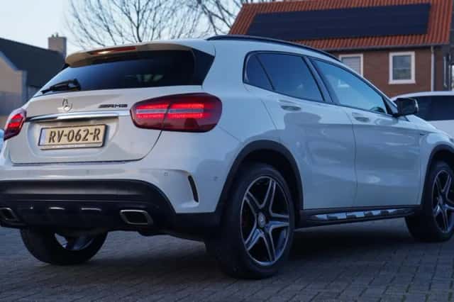 Mercedes-Benz Benz (2017) thumbnail 2