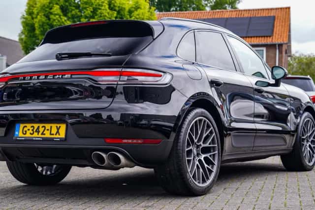 Porsche Macan (2019) thumbnail 2