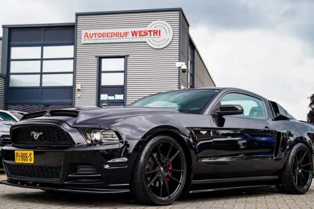 Ford Mustang (2012) thumbnail 1
