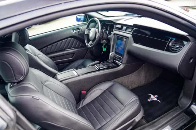 Ford Mustang (2012) thumbnail 2