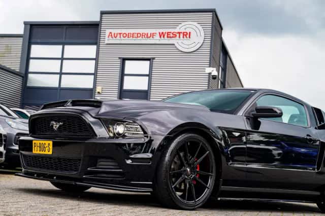 Ford Mustang (2012) thumbnail 4
