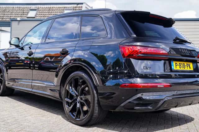 Audi Q7 (2022) thumbnail 2