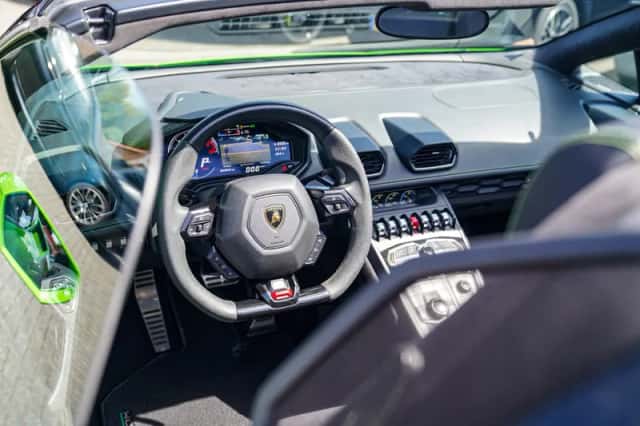 Lamborghini Huracan (2017) thumbnail 5