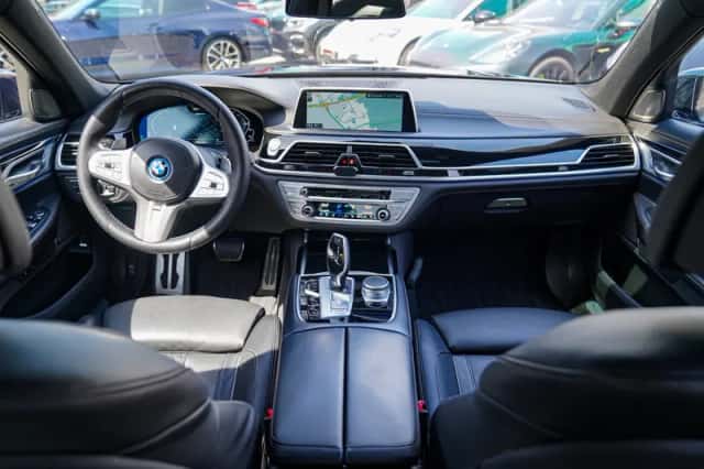 BMW 7 (2022) thumbnail 3