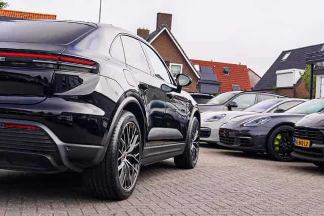 Porsche Macan (2024) thumbnail 2