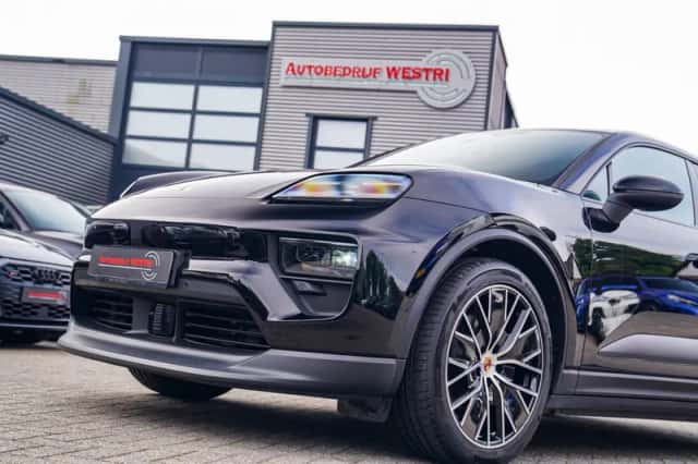 Porsche Macan (2024) thumbnail 3