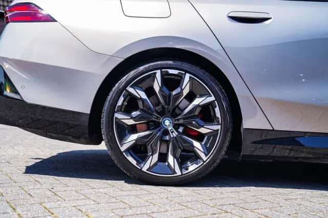 BMW i5 (2024) thumbnail 4